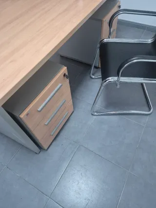 2 escritorios con sillas