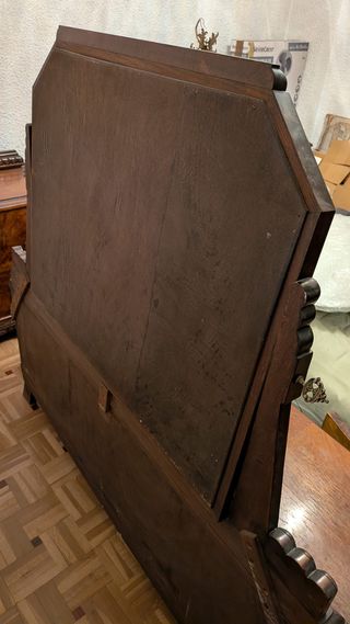 Tocador de madera con espejo