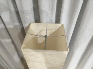 Lámpara de pie moderna beige y plateada