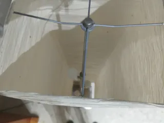 Lámpara de pie moderna beige y plateada