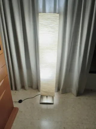 Lámpara de pie moderna beige y plateada