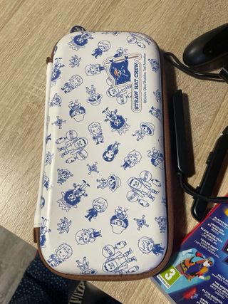 Nintendo Switch Azul y Rojo con estuche y 1 juego.