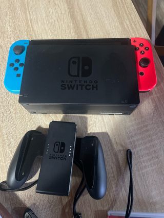 Nintendo Switch Azul y Rojo con estuche y 1 juego.