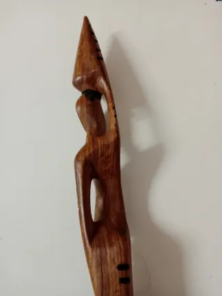 Figura de madera maciza tallada