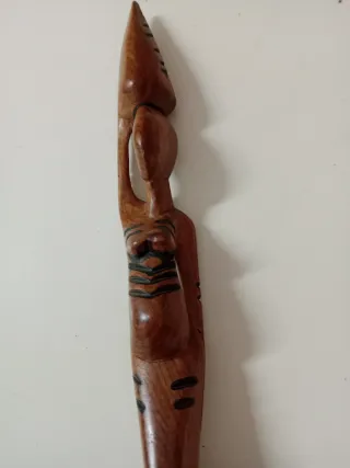 Figura de madera maciza tallada