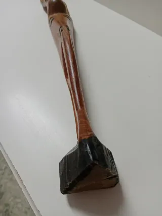 Figura de madera maciza tallada