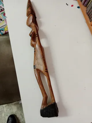 Figura de madera maciza tallada