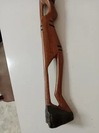 Figura de madera maciza tallada