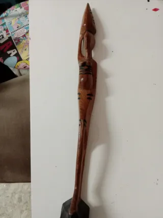 Figura de madera maciza tallada