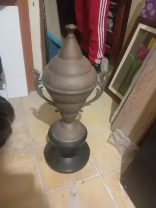 Jarrón o trofeo de metal vintage