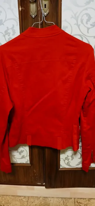 Chaqueta roja con cremalleras