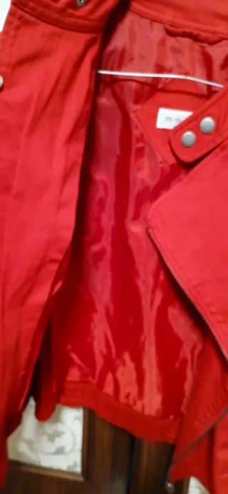 Chaqueta roja con cremalleras