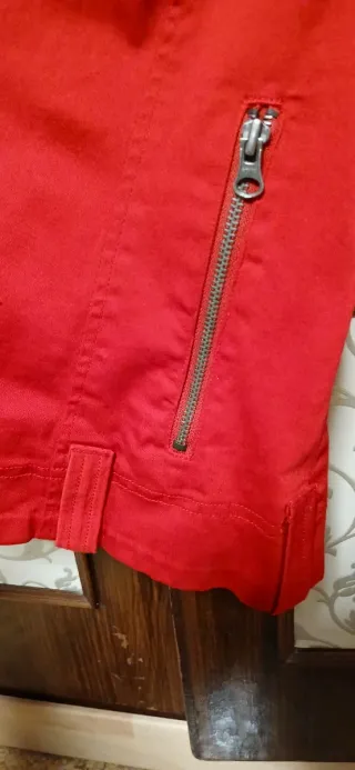 Chaqueta roja con cremalleras
