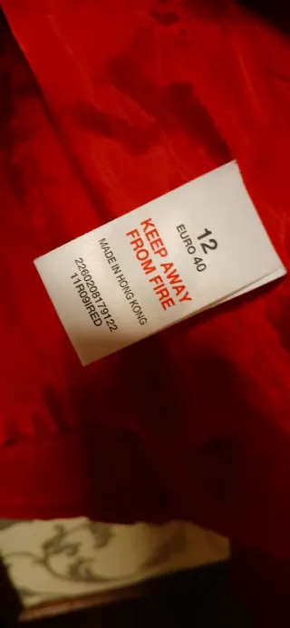 Chaqueta roja con cremalleras