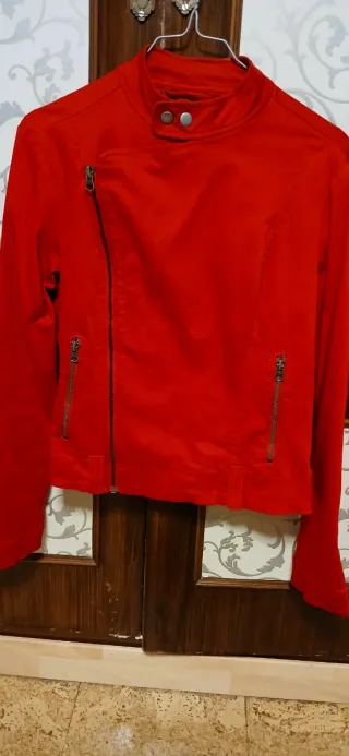 Chaqueta roja con cremalleras