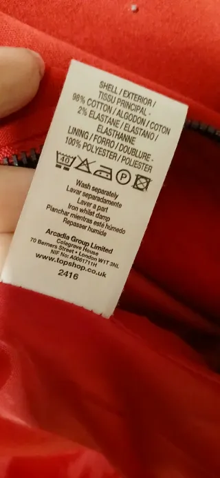 Chaqueta roja con cremalleras