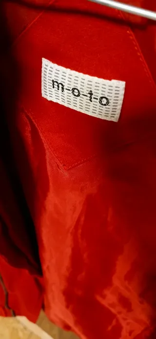 Chaqueta roja con cremalleras