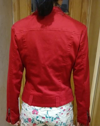 Chaqueta roja con cremalleras