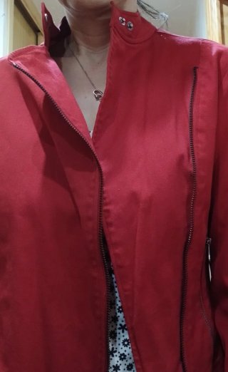 Chaqueta roja con cremalleras