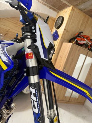 Moto Sherco Supermotard Azul y Blanca 250 2T
