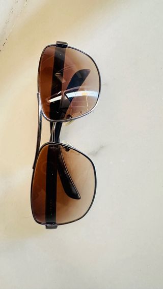 Gafas de sol Prada negras y rojas