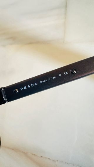 Gafas de sol Prada negras y rojas