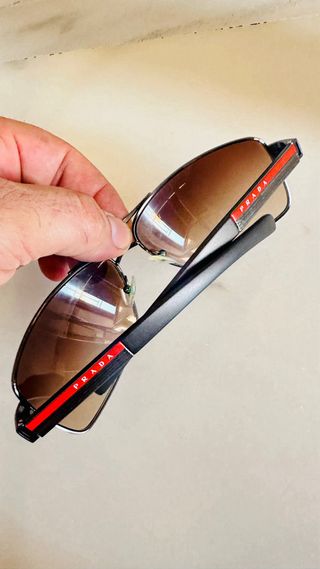 Gafas de sol Prada negras y rojas