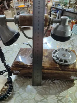 Teléfono antiguo mármol y metal