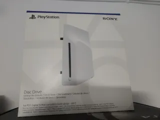 PlayStation 5 Pro con lettore e base di ricarica