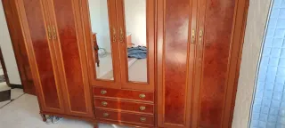 Armario de madera con puertas de cristal