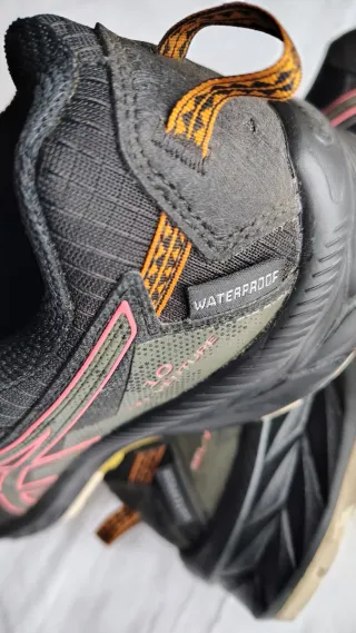 Zapatillas trail running Asics impermeables t. 38