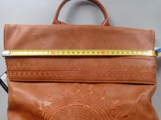 Mochila de cuero marrón con bordado