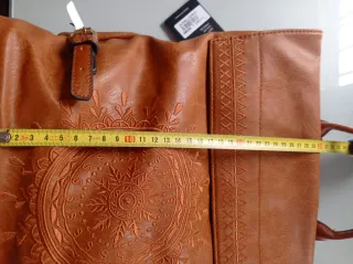 Mochila de cuero marrón con bordado