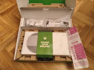 Xbox Series S + 2 mandos + stand con bateria
