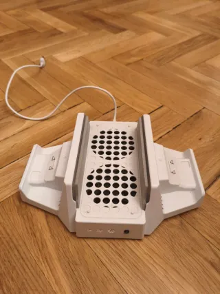 Xbox Series S + 2 mandos + stand con bateria