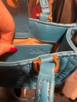 Bolso Zara acolchado azul y dorado