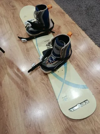 Botas y tabla de snowboard