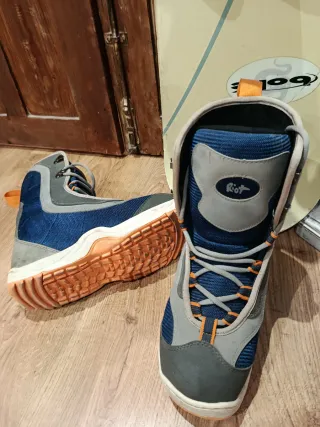 Botas y tabla de snowboard