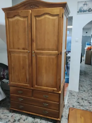 Armario de madera maciza