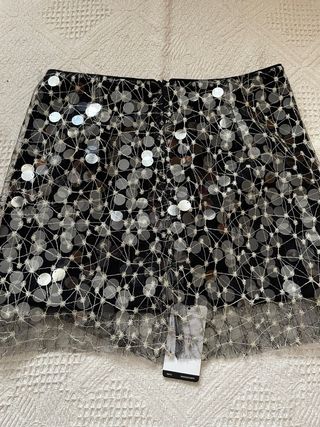 Falda de lentejuelas negra y plateada