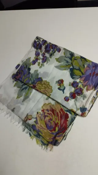 Pañuelo floral blanco y morado