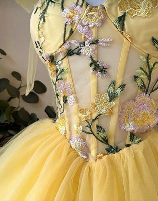 Vestido amarillo con flores bordadas