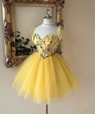Vestido amarillo con flores bordadas