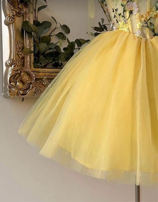 Vestido amarillo con flores bordadas