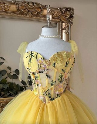 Vestido amarillo con flores bordadas