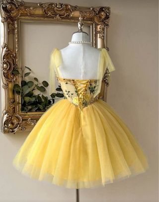 Vestido amarillo con flores bordadas