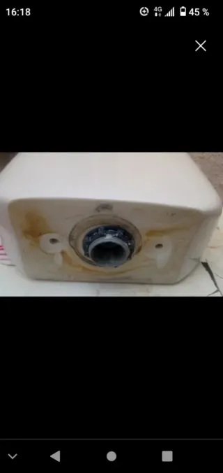 Cisterna de porcelana blanca