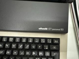 Máquina de escribir Olivetti ET personal 50