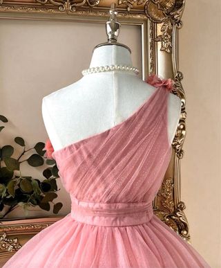 Vestido rosa de fiesta con flores