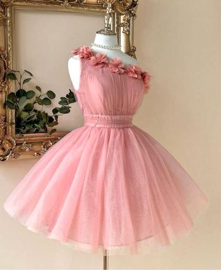 Vestido rosa de fiesta con flores